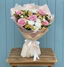 Букет цветов из:  Гвоздики, Орхидеи и Розы в Андреевке