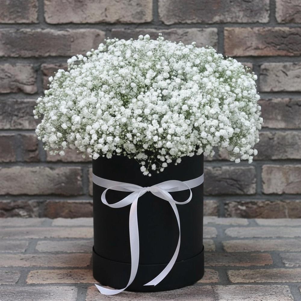 Цветочная композиция из Гипсофила в шляпной коробке в Андреевке