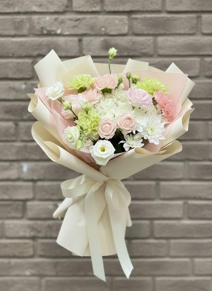 Букет цветов из: Гвоздики, Розы, Лизиантусы и Хризантемы в Андреевке