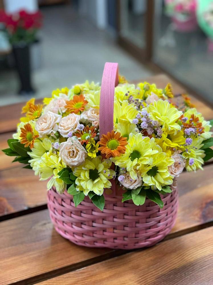 Цветочная композиция из Хризантемы и Розы в корзине в Андреевке
