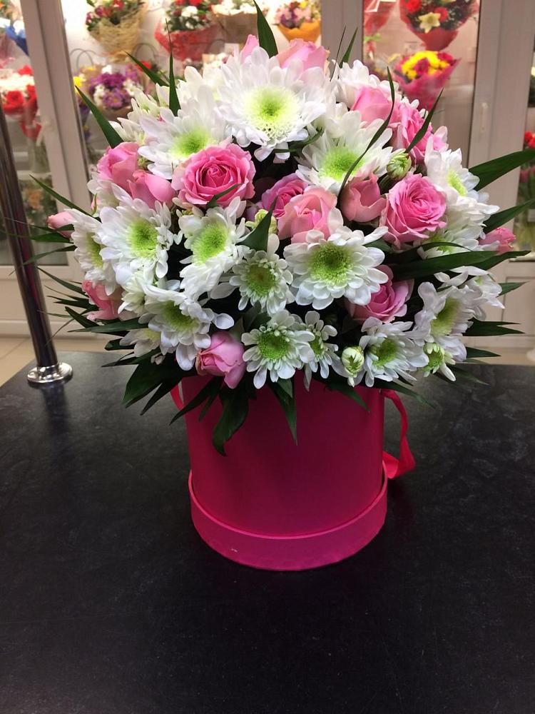 Цветочная композиция из Розы и Хризантемы в шляпной коробке в Андреевке