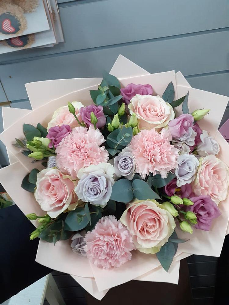 Букет цветов из: Розы, Гвоздики и Лизиантусы в Андреевке